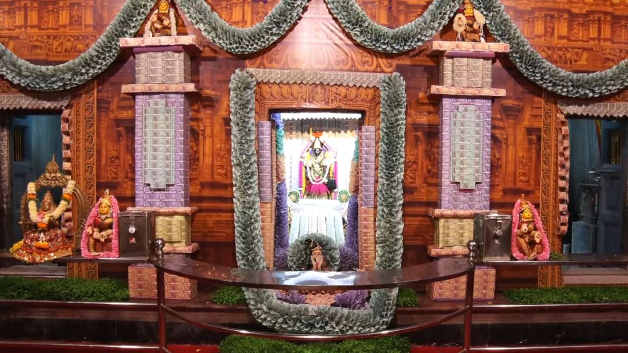 ಕಳೆದ ಒಂದು ಶತಮಾನಗಳಿಂದ ದಾವಣಗೆರೆಯಲ್ಲಿ ಕನ್ನಿಕಾ ಪರಮೇಶ್ವರಿ ದೇವಿಗೆ ವಿಶೇಷ ಪೂಜೆ ಮಾಡಲಾಗುತ್ತಿದೆ. ಹಣ್ಣು ಕಾಯಿ, ಅರಿಶಿನ, ಕುಂಕುಮ ಹೀಗೆ ಹಲವು ಸಾಮಾಗ್ರಿಗಳಿಂದ ಪೂಜಾ ಮಾಡುವುದನ್ನು ನೋಡಿದ್ದೇವೆ. ಆದರೆ ಈ ದೇವಿಯ ವಿಶೇಷತೆಯೇ ಬೇರೆ. ಕಾಂಚಾಣ ಅಂದರೆ ದೇವಿಗೆ ಬಲು ಇಷ್ಟವಂತೆ. ಹೀಗಾಗಿ ಗರಿಗರಿ ನೋಟುಗಳಿಂದ ದೇವಿಗೆ ಸಿಂಗಾರ ಮಾಡಿರುವುದನ್ನು ಕಾಣಬಹುದು.