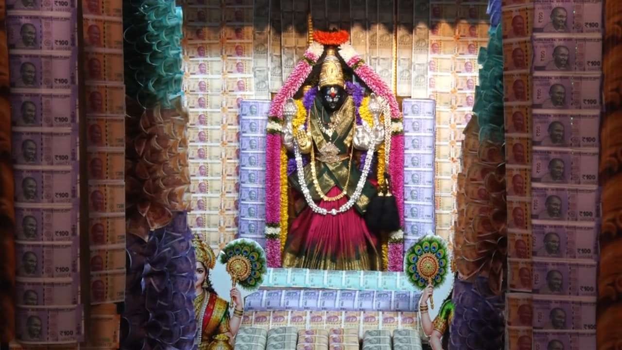 ದಾವಣಗೆರೆಯ ಹಳೇ ನಗರದಲ್ಲಿ ಕನ್ನಿಕಾ ಪರಮೇಶ್ವರಿ ದೇವಸ್ಥಾನವಿದ್ದು, ನಗರದ ಬಹುತೇಕ ಜನರು ಭೇಟಿ ನೀಡುತ್ತಾರೆ. ಇನ್ನು ಇಲ್ಲಿ ನಿರಂತರವಾಗಿ ವಿಶೇಷ ಪೂಜೆಗಳು ನಡೆಯುತ್ತವೆ.