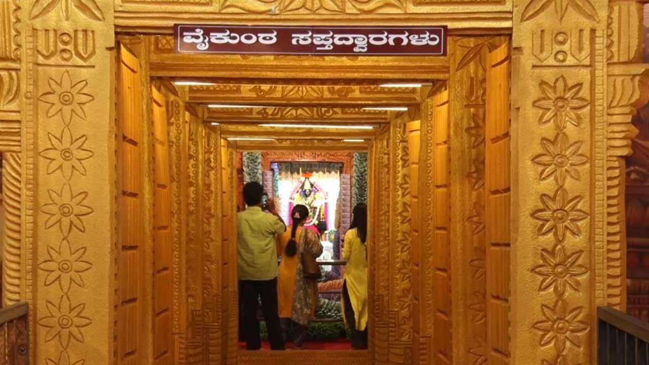ಇನ್ನು ಸಪ್ತ ಸಾಗರದಂತೆ, ಸಪ್ತ ಬಾಗಿಲುಗಳು ಎಂಬ ಪರಿಕಲ್ಪನೆಯಲ್ಲಿ ಅಲಂಕಾರ ಮಾಡಲಾಗಿದೆ. ಸ್ವರ್ಗ ಪ್ರಾಪ್ತವಾಗಬೇಕೆಂದರೆ ಏಳು ಬಾಗಿಲು ದಾಟಬೇಕಂತೆ. ಹಾಗಾಗಿ ಅದೇ ಪರಿಕಲ್ಪನೆಯಲ್ಲಿ ಸಪ್ತ ಬಾಗಿಲು ಮಾಡಲಾಗಿದೆ.