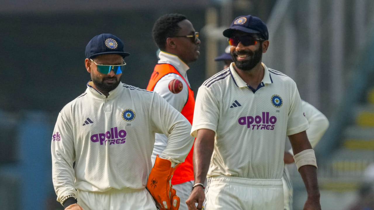 ಇಷ್ಟು ದಿನ ವಿಶ್ರಾಂತಿಯಲ್ಲಿದ್ದ ಜಸ್ಪ್ರೀತ್ ಬುಮ್ರಾ ಟೆಸ್ಟ್ ಕ್ರಿಕೆಟ್ಗೆ ಮರಳಲು ಸಜ್ಜಾಗುತ್ತಿದ್ದಾರೆ. ಅವರ ಜೊತೆಗೆ ವಿಕೆಟ್ಕೀಪರ್ ಬ್ಯಾಟರ್ ರಿಷಭ್ ಪಂತ್ ಕೂಡ ಮತ್ತೆ ಕಣಕ್ಕಿಳಿಯಲು ಸಿದ್ಧತೆ ನಡೆಸುತ್ತಿದ್ದಾರೆ. ವರದಿಗಳ ಪ್ರಕಾರ, ಈ ಇಬ್ಬರೂ ಇತ್ತೀಚೆಗೆ ಬೆಂಗಳೂರಿನಲ್ಲಿರುವ ಸೆಂಟರ್ ಆಫ್ ಎಕ್ಸಲೆನ್ಸ್ನಲ್ಲಿ ವರದಿ ಮಾಡಿಕೊಂಡಿದ್ದಾರೆ. ಪಂತ್ ಶುಕ್ರವಾರ ಹಾಗೂ ಬುಮ್ರಾ ಸೋಮವಾರ ತರಬೇತಿಗಾಗಿ ಅಲ್ಲಿಗೆ ತೆರಳಿದ್ದಾರೆ(PC-PTI).