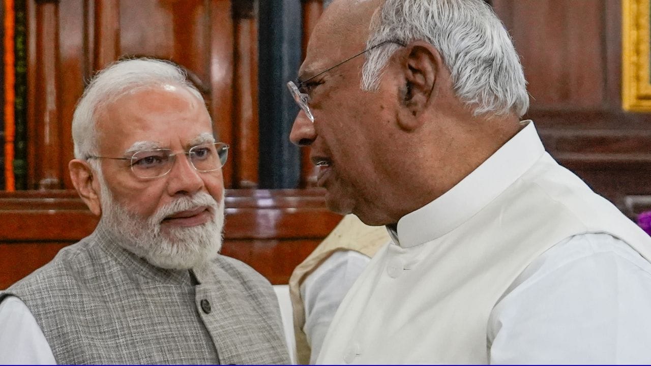 'ಬ್ಯಾಲೆಟ್ ಪೇಪರ್ ಬಳಸಿದರೂ ಎಷ್ಟು ಸೀಟು ಗೆದ್ರಪ್ಪ?'; ಕಾಂಗ್ರೆಸ್ ಹೀನಾಯ ಸೋಲಿಗೆ ಪ್ರಧಾನಿ ಮೋದಿ ಲೇವಡಿ 'ಬ್ಯಾಲೆಟ್ ಪೇಪರ್ ಬಳಸಿದರೂ ಎಷ್ಟು ಸೀಟು ಗೆದ್ರಪ್ಪ?'; ಕಾಂಗ್ರೆಸ್ ಹೀನಾಯ ಸೋಲಿಗೆ ಪ್ರಧಾನಿ ಮೋದಿ ಲೇವಡಿ