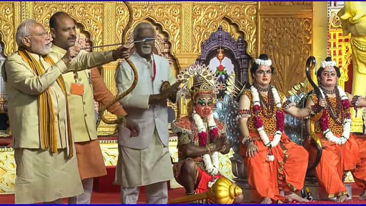 ರಾಮ್ಲೀಲಾ ಮೈದಾನದಲ್ಲಿ ವಿಜಯದಶಮಿ ಸಂಭ್ರಮ; ಪ್ರಧಾನಿ ಮೋದಿಯಿಂದ ರಾವಣನ ಪ್ರತಿಕೃತಿ ದಹನ ರಾಮ್ಲೀಲಾ ಮೈದಾನದಲ್ಲಿ ವಿಜಯದಶಮಿ ಸಂಭ್ರಮ; ಪ್ರಧಾನಿ ಮೋದಿಯಿಂದ ರಾವಣನ ಪ್ರತಿಕೃತಿ ದಹನ