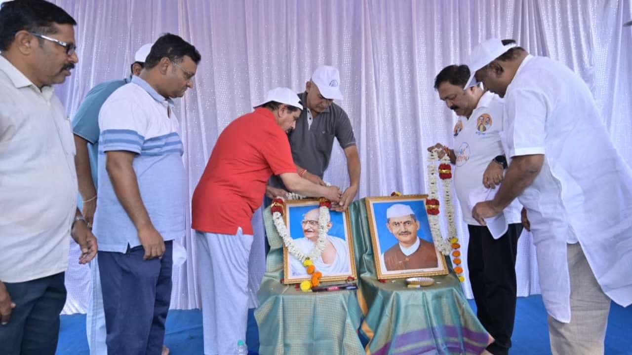 ದೇಶದ ಸ್ವಾತಂತ್ರ್ಯಕ್ಕೆ ಹೊಸ ದಿಕ್ಕು ತೋರಿದ ಗಾಂಧೀಜಿ, ಶಾಸ್ತ್ರೀಜಿ ಆದರ್ಶ ನಮ್ಮೆಲ್ಲರಿಗೂ ಪ್ರೇರಣೆ: ಪ್ರಲ್ಹಾದ್ ಜೋಶಿ ದೇಶದ ಸ್ವಾತಂತ್ರ್ಯಕ್ಕೆ ಹೊಸ ದಿಕ್ಕು ತೋರಿದ ಗಾಂಧೀಜಿ, ಶಾಸ್ತ್ರೀಜಿ ಆದರ್ಶ ನಮ್ಮೆಲ್ಲರಿಗೂ ಪ್ರೇರಣೆ: ಪ್ರಲ್ಹಾದ್ ಜೋಶಿ