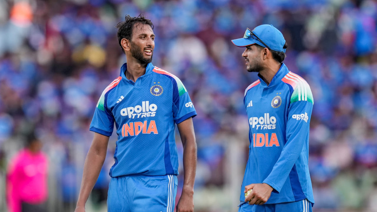 ನ್ಯೂಜಿಲೆಂಡ್ ವಿರುದ್ಧದ ಏಕದಿನ ಸರಣಿಗೂ ಮುನ್ನ ಟೀಂ ಇಂಡಿಯಾಗೆ ದೊಡ್ಡ ಹಿನ್ನಡೆಯಾಗಿದೆ. ಗಾಯದಿಂದ ಸಂಪೂರ್ಣವಾಗಿ ಚೇತರಿಸಿಕೊಳ್ಳಲು ಸಾಧ್ಯವಾಗದ ಕಾರಣ ವೇಗಿ ಪ್ರಸಿದ್ಧ್ ಕೃಷ್ಣ ಏಕದಿನ ಸರಣಿಯಿಂದ ಹೊರಬಿದ್ದಿದ್ದಾರೆ ಎಂದು ವರದಿಗಳು ತಿಳಿಸಿವೆ. ಪಿಟಿಐ ವರದಿ ಪ್ರಕಾರ, ಪ್ರಸಿದ್ಧ್ ಕೃಷ್ಣ ಈ ಸರಣಿಯಲ್ಲಿ ಆಡಲು ಲಭ್ಯವಿರುವುದಿಲ್ಲ(PC-PTI).