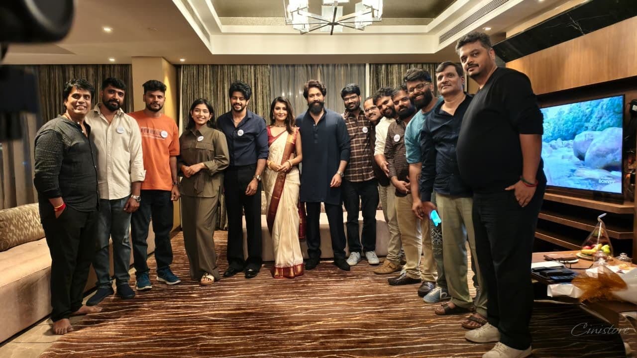 ‘ರಾಮಾಯಣ’ ಸಿನಿಮಾ ಟ್ರೈಲರ್ ಲಾಂಚ್ಗೂ ಮುನ್ನ ಯಶ್ ಹಾಗೂ ರಾಧಿಕಾ ಪಂಡಿತ್ ಅವರುಗಳು ‘ಪ್ರೇಮದ ಊರಲಿ’ ಸಿನಿಮಾ ತಂಡವನ್ನು ಭೇಟಿಯಾಗಿ ಅವರಿಗೆ ಅಭಿನಂದನೆ ಸಲ್ಲಿಸಿದ್ದಾರೆ.