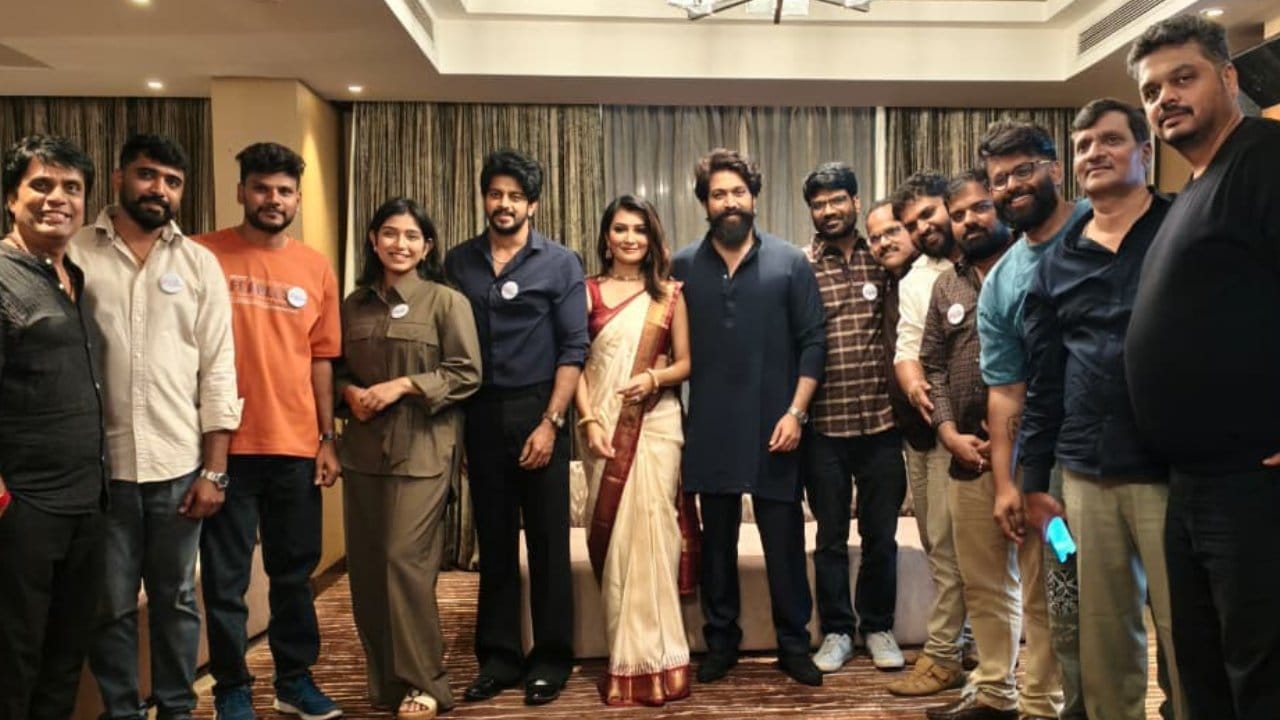 ‘ಪ್ರೇಮದ ಊರಲಿ’ ಅಂಥಹಾ ಸಿನಿಮಾಗಳು ಬರಬೇಕು, ಹೊಸ ನಟ, ನಿರ್ದೇಶಕ, ನಟಿಯರುಗಳು ಚಿತ್ರರಂಗಕ್ಕೆ ಪದಾರ್ಪಣೆ ಮಾಡುತ್ತಿರಬೇಕು ಎಂದು ಯಶ್ ಹೇಳಿದರು.