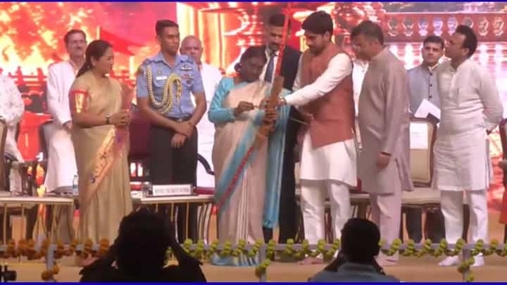 ದ್ವಾರಕಾದಲ್ಲಿ ಬಾಣ ಬಿಟ್ಟು ರಾವಣ ದಹನ ಮಾಡಿದ ರಾಷ್ಟ್ರಪತಿ ದ್ರೌಪದಿ ಮುರ್ಮು ದ್ವಾರಕಾದಲ್ಲಿ ಬಾಣ ಬಿಟ್ಟು ರಾವಣ ದಹನ ಮಾಡಿದ ರಾಷ್ಟ್ರಪತಿ ದ್ರೌಪದಿ ಮುರ್ಮು
