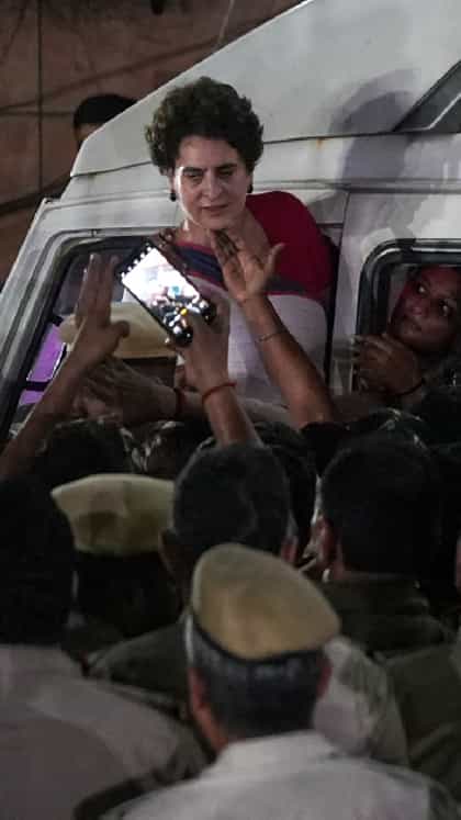 8 ಗಂಟೆ ಧರಣಿ ನಡೆಸಿದ ಪ್ರಿಯಾಂಕಾ ಗಾಂಧಿ ಪೊಲೀಸ್ ವಶಕ್ಕೆ