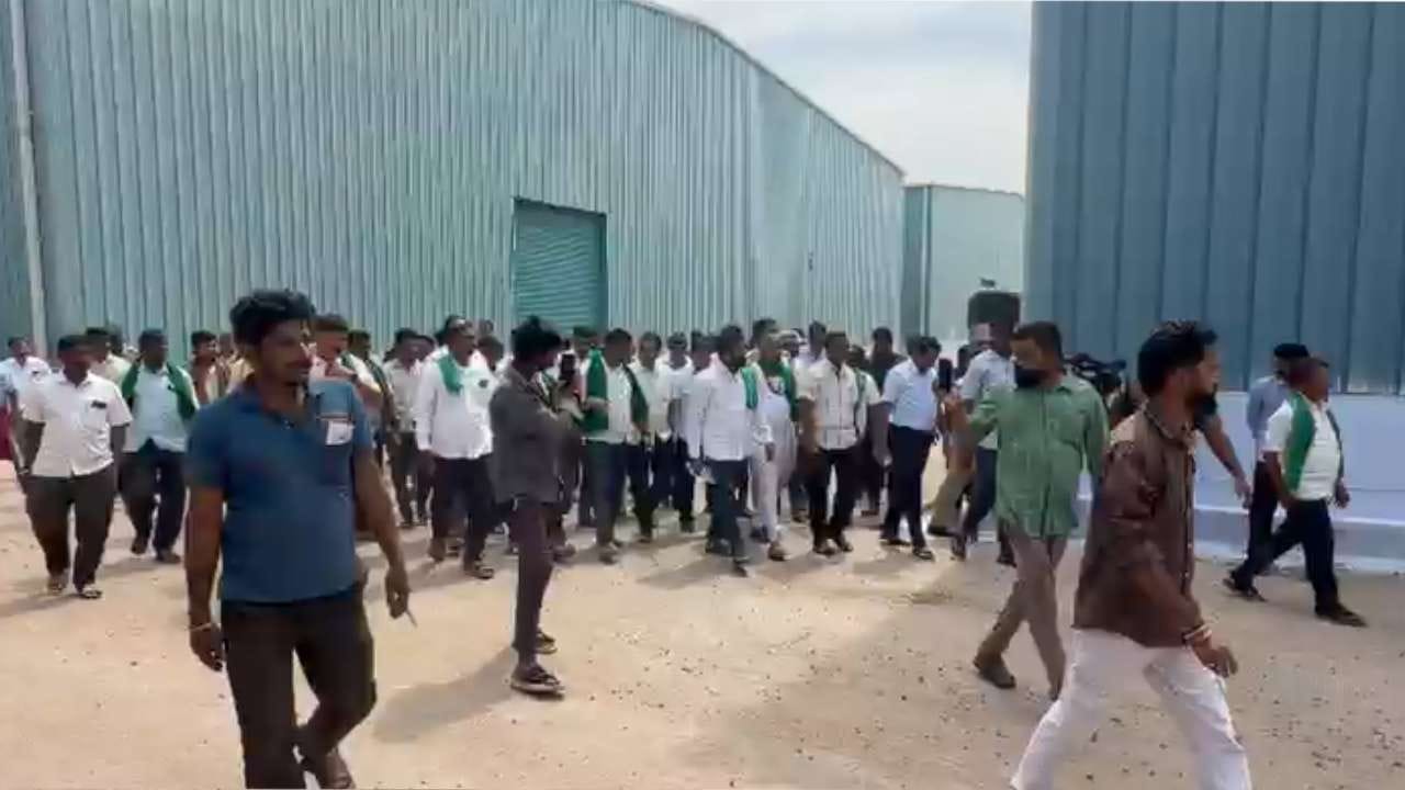 ಶುಗರ್ ಫ್ಯಾಕ್ಟರಿಗಳಿಗೆ ಮುತ್ತಿಗೆ: ಬೆಂಗಳೂರಿಗೆ ಕೇಂದ್ರ ಸಮಿತಿ; ಬೆಳಗಾವಿಗೆ ಬರುವಂತೆ ಕಬ್ಬು ಬೆಳೆಗಾರರು ಪಟ್ಟು ಶುಗರ್ ಫ್ಯಾಕ್ಟರಿಗಳಿಗೆ ಮುತ್ತಿಗೆ: ಬೆಂಗಳೂರಿಗೆ ಕೇಂದ್ರ ಸಮಿತಿ; ಬೆಳಗಾವಿಗೆ ಬರುವಂತೆ ಕಬ್ಬು ಬೆಳೆಗಾರರು ಪಟ್ಟು
