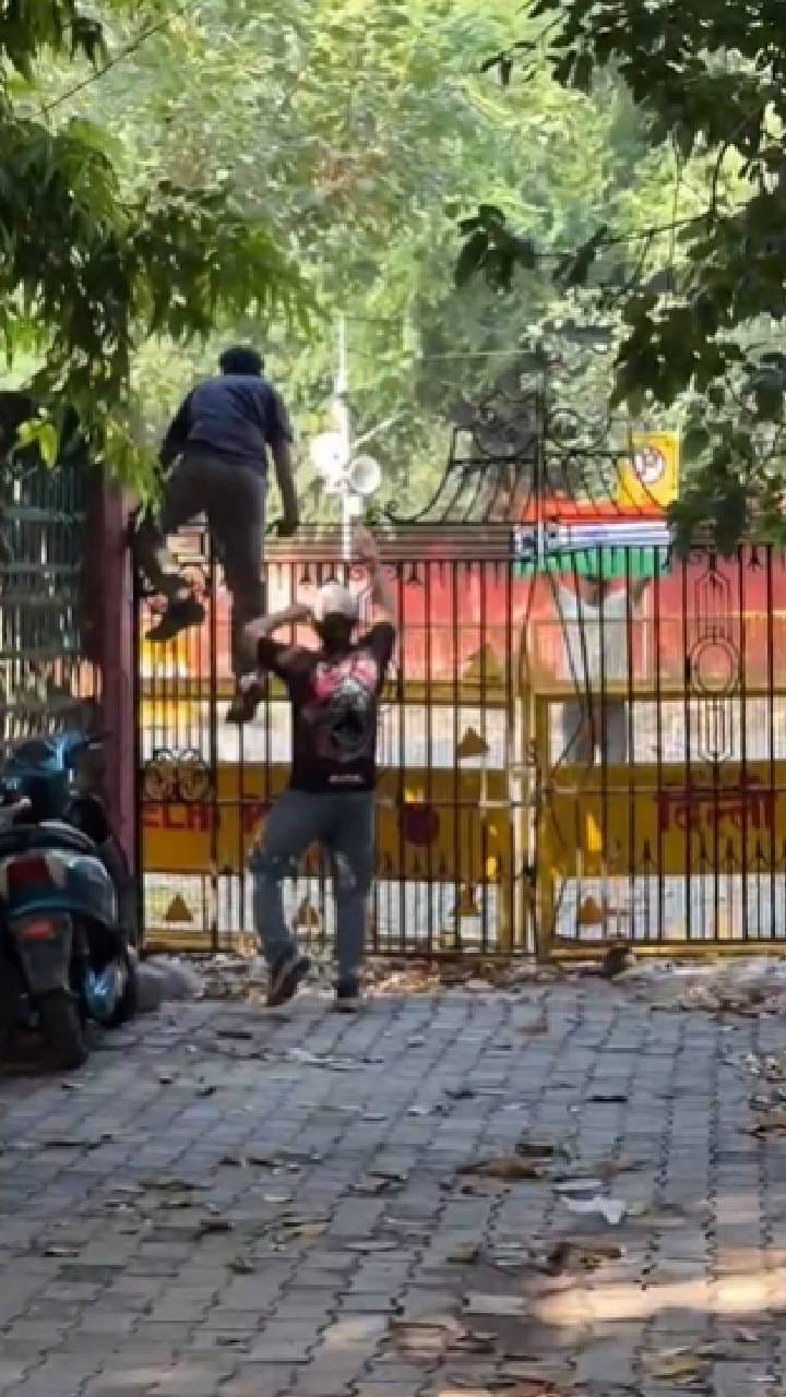 ಜಂತರ್ ಮಂತರ್ ಗೇಟ್ ಹಾರಿದ ಸಿಜೆಪಿ ನಾಯಕರ ವಶಕ್ಕೆ ಪಡೆದ ಪೊಲೀಸರು