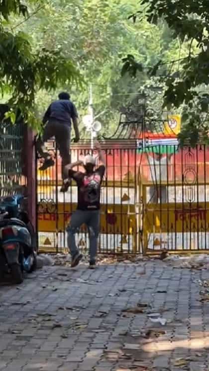 ಜಂತರ್ ಮಂತರ್ ಗೇಟ್ ಹಾರಿದ ಸಿಜೆಪಿ ನಾಯಕರ ವಶಕ್ಕೆ ಪಡೆದ ಪೊಲೀಸರು