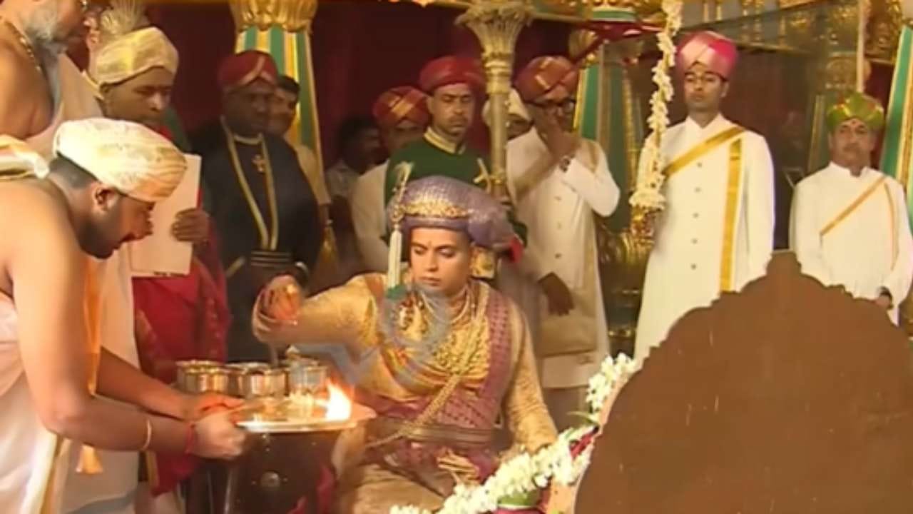ರಾಜ ಪೋಷಾಕು ಧರಿಸಿದ ಯದುವೀರ್, ಸಿಂಹಾಸನಕ್ಕೆ ಪೂಜೆ ಸಲ್ಲಿಸಿ ಮಂಗಳಾರತಿ ಮಾಡಿದರು. ಸಿಂಹಾಸನದ ಪಕ್ಕದಲ್ಲೇ ಕುಳಿತು ನವಗ್ರಹ ಪೂಜೆ ಸೇರಿದಂತೆ ವಿವಿಧ ಪೂಜೆಗಳನ್ನು ನೆರವೇರಿಸಿದರು. ಪಟ್ಟದ ಆನೆ, ಕುದುರೆ, ಹಸುವನ್ನು ಕರೆಸಿ ಪೂಜೆ ಸಲ್ಲಿಸಲಾಯಿತು.