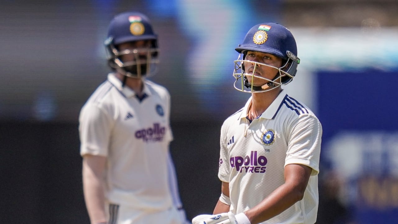 ಭಾರತ ಮತ್ತು ನ್ಯೂಜಿಲೆಂಡ್ ನಡುವಿನ ಎರಡು ಪಂದ್ಯಗಳ ಟೆಸ್ಟ್ ಸರಣಿ ನವೆಂಬರ್ 19ರಿಂದ ಆರಂಭವಾಗಲಿದೆ. ಈ ಸರಣಿಯಲ್ಲಿ ಭಾರತದ ಪರ ಆರಂಭಿಕರಾಗಿ ಕಣಕ್ಕಿಳಿಯುವ ನಿರೀಕ್ಷೆಯಿರುವ ರಾಹುಲ್ ಮತ್ತು ಜೈಸ್ವಾಲ್, ತಂಡಕ್ಕೆ ಬಲವಾದ ಆರಂಭ ನೀಡಬೇಕಿದೆ. ಆದ್ರೆ, ಸರಣಿಗೂ ಮುನ್ನ ಕೆಂಪು ಚೆಂಡಿನ ವಿರುದ್ಧ ಇಬ್ಬರೂ ರನ್ ಗಳಿಸಲು ಪರದಾಡುತ್ತಿರುವುದು ತಂಡದ ಚಿಂತೆಯನ್ನು ಹೆಚ್ಚಿಸಿದೆ(PC-PTI).