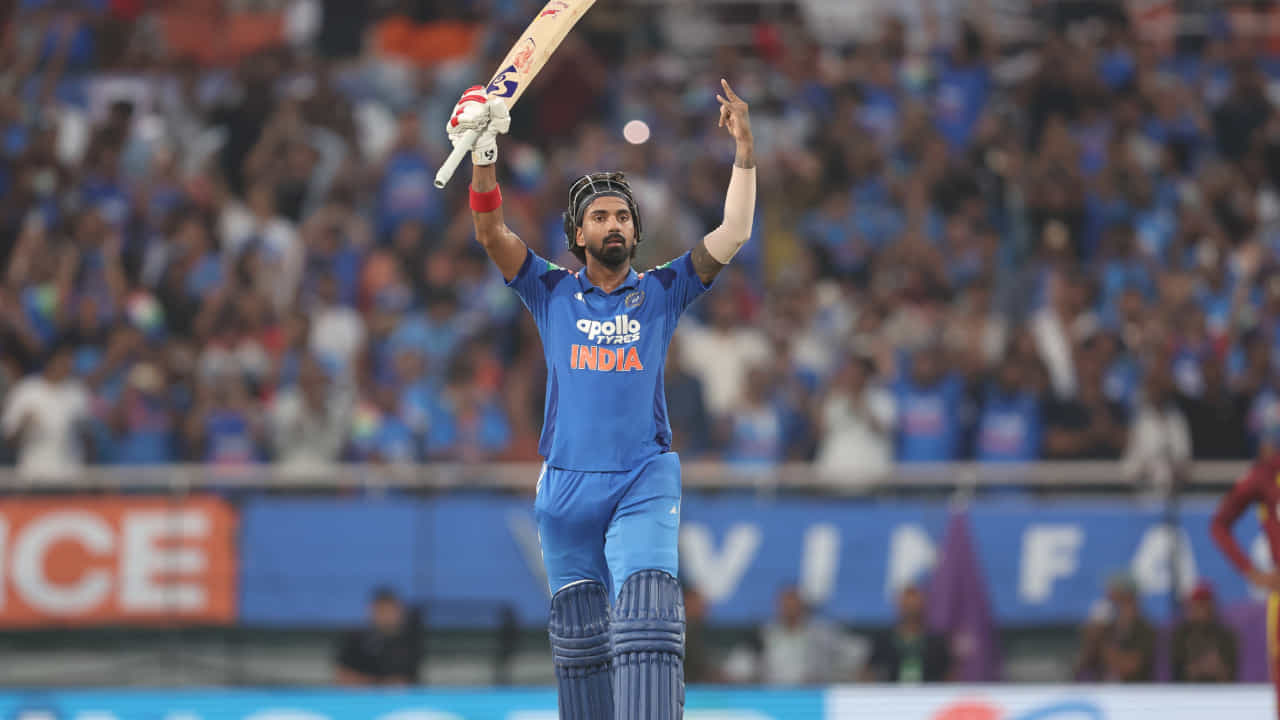 ವೆಸ್ಟ್ ಇಂಡೀಸ್ ವಿರುದ್ಧದ ಮೂರನೇ ಏಕದಿನ ಪಂದ್ಯದಲ್ಲಿ ಕೆಎಲ್ ರಾಹುಲ್ ಅದ್ಭುತ ಬ್ಯಾಟಿಂಗ್ ಪ್ರದರ್ಶಿಸಿ ಶತಕ ಬಾರಿಸಿದರು. ಕೇವಲ 80 ಎಸೆತಗಳಲ್ಲಿ ಶತಕ ಪೂರೈಸಿದ ರಾಹುಲ್ಗೆ ಇದು ಏಕದಿನ ಕ್ರಿಕೆಟ್ನಲ್ಲಿ 9 ನೇ ಶತಕವಾಗಿದೆ. ರಾಹುಲ್ ಅವರ ಶತಕದ ನೆರವಿನಿಂದ ಮೊದಲು ಬ್ಯಾಟಿಂಗ್ ಮಾಡಿದ ಭಾರತ 351 ರನ್ ಕಲೆಹಾಕಿತು(PC-BCCI x).