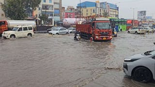 Bangalore Rains: ಬೆಂಗಳೂರಿನಲ್ಲಿ ಧಾರಾಕಾರ ಮಳೆ: ವರುಣಾರ್ಭಟಕ್ಕೆ ಕೆರೆಯಂತಾದ ರಸ್ತೆಗಳು, ಎಲ್ಲೆಡೆ ಫುಲ್ ಟ್ರಾಫಿಕ್