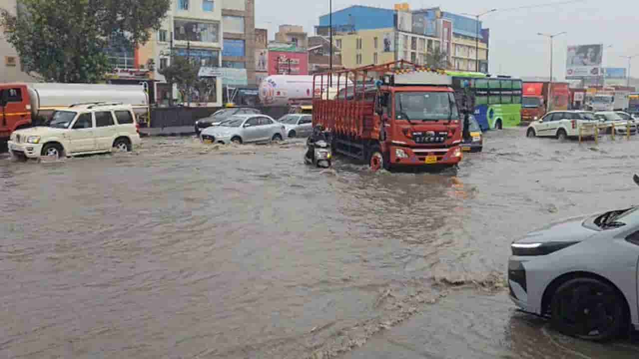 Bangalore Rains: ಬೆಂಗಳೂರಿನಲ್ಲಿ ಧಾರಾಕಾರ ಮಳೆ: ವರುಣಾರ್ಭಟಕ್ಕೆ ಕೆರೆಯಂತಾದ ರಸ್ತೆಗಳು, ಎಲ್ಲೆಡೆ ಫುಲ್ ಟ್ರಾಫಿಕ್
