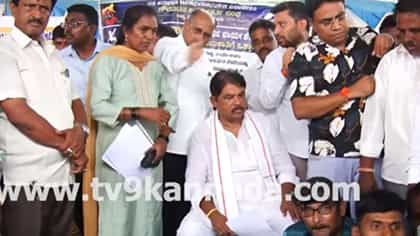 ವಿಶೇಷಚೇತನರ ಪ್ರತಿಭಟನೆ: ಮಳೆಯಲ್ಲೇ ಸಮಸ್ಯೆ ಆಲಿಸಿದ ಆರ್​ ಅಶೋಕ್​​