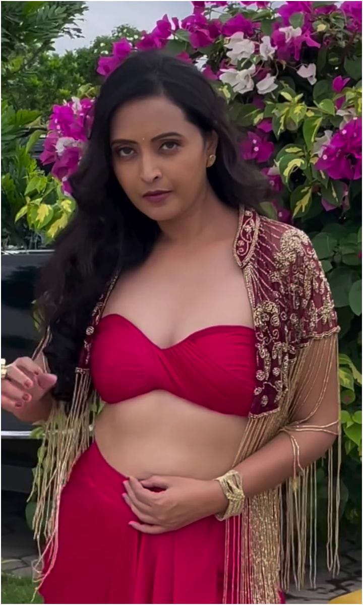 ಗ್ಲಾಮರಸ್ ಅವತಾರದಲ್ಲಿ ಎಂಟ್ರಿ ಕೊಟ್ಟ ನಟಿ ರೇಖಾ