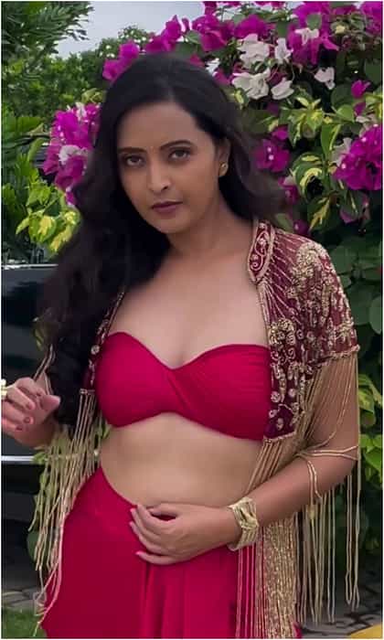 ಗ್ಲಾಮರಸ್ ಅವತಾರದಲ್ಲಿ ಎಂಟ್ರಿ ಕೊಟ್ಟ ನಟಿ ರೇಖಾ