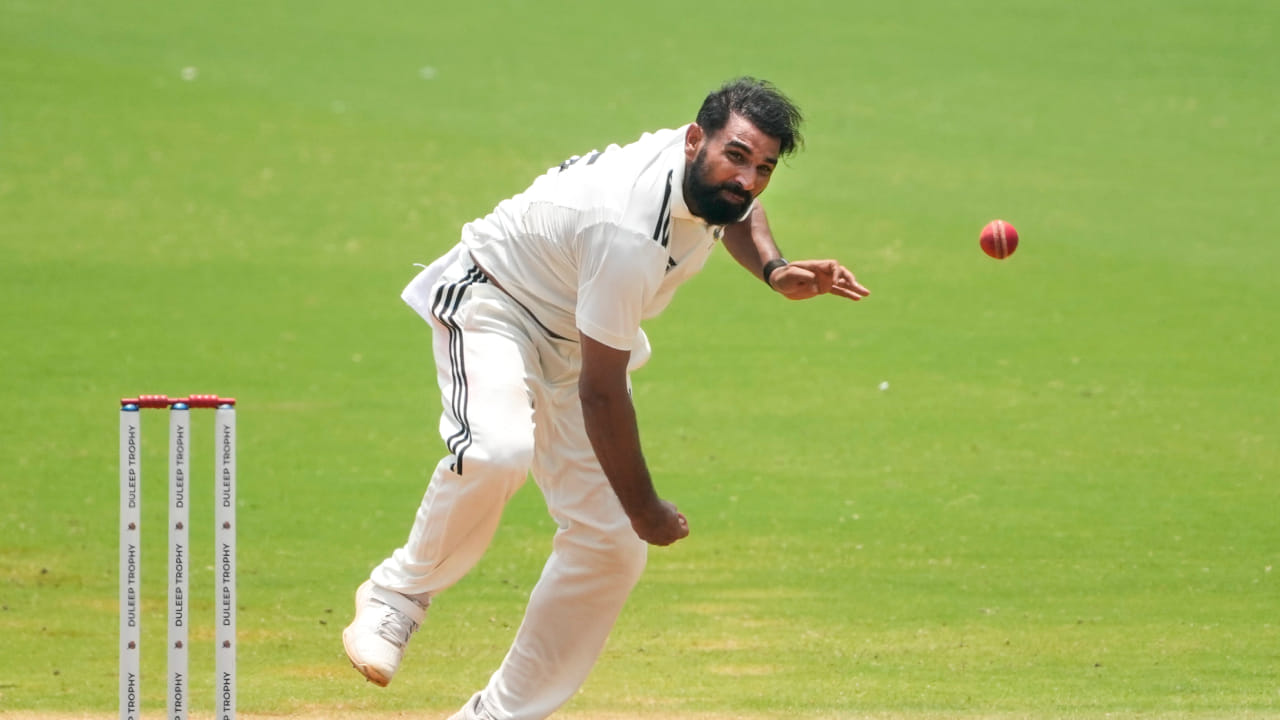 ಭುವನೇಶ್ವರ್ ಕುಮಾರ್ ಅವರಂತೆಯೇ ಮೊಹಮ್ಮದ್ ಶಮಿ ಕೂಡ ಮತ್ತೆ ಟೀಂ ಇಂಡಿಯಾದಲ್ಲಿ ಕಾಣಿಸಿಕೊಳ್ಳಲು ಸಾಕಷ್ಟು ಪ್ರಯತ್ನ ಮಾಡುತ್ತಿದ್ದಾರೆ. ಆದಾಗ್ಯೂ ಅವರ ಮೇಲೆ ಬಿಸಿಸಿಐ ಕರುಣೆ ತೋರುತ್ತಿಲ್ಲ. ಆದರೀಗ ಭುವನೇಶ್ವರ್ಗೆ ಅವಕಾಶ ಸಿಕ್ಕ ಬಳಿಕ, ಮೊಹಮ್ಮದ್ ಶಮಿ ಕೂಡ ತಂಡದಲ್ಲಿ ಆಡುವ ದಿನಗಳು ದೂರವಿಲ್ಲ ಎಂಬ ಅಭಿಪ್ರಾಯವನ್ನು ಬಂಗಾಳದ ತಂಡದ ಕೋಚ್ ಲಕ್ಷ್ಮಿ ರತ್ನ ಶುಕ್ಲಾ ಹಂಚಿಕೊಂಡಿದ್ದಾರೆ(PC-PTI).