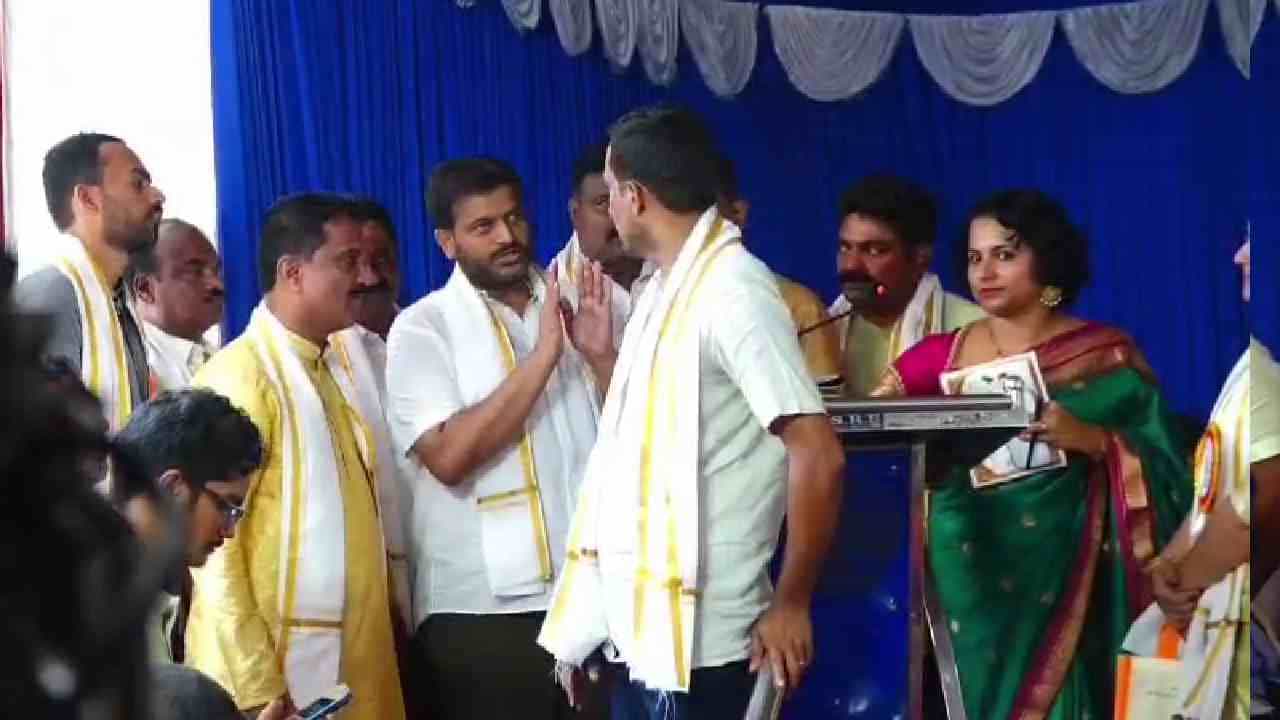 ಶಿವಮೊಗ್ಗ ದಸರಾದಲ್ಲೂ `ವಂದೇ ಮಾತರಂ’ ಗೊಂದಲ: ಪೂರ್ಣ ಹಾಡಿದ್ದಕ್ಕೆ ಕೈ ನಾಯಕರು ಕೆಂಡಾಮಂಡಲ ಶಿವಮೊಗ್ಗ ದಸರಾದಲ್ಲೂ `ವಂದೇ ಮಾತರಂ’ ಗೊಂದಲ: ಪೂರ್ಣ ಹಾಡಿದ್ದಕ್ಕೆ ಕೈ ನಾಯಕರು ಕೆಂಡಾಮಂಡಲ