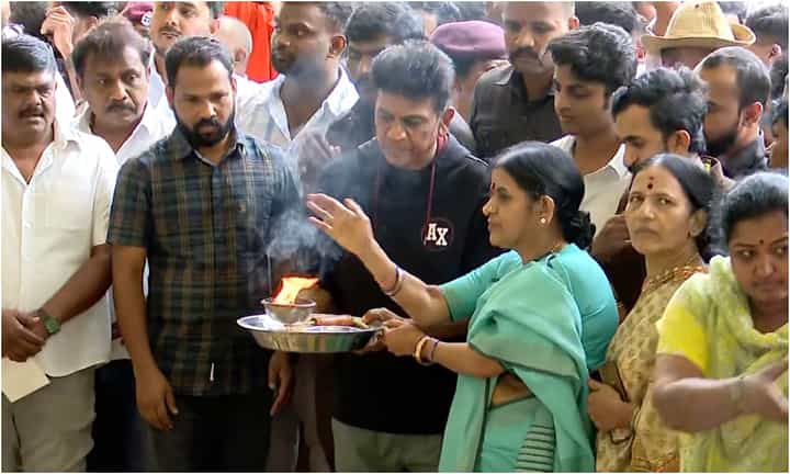 ಕಂಠೀರವ ಸ್ಟುಡಿಯೋದಲ್ಲಿ ಅಪ್ಪು ಪುಣ್ಯಸ್ಮರಣೆ: ನಟನ ಸ್ಮಾರಕಕ್ಕೆ ವಿಶೇಷ ಪೂಜೆ ಕಂಠೀರವ ಸ್ಟುಡಿಯೋದಲ್ಲಿ ಅಪ್ಪು ಪುಣ್ಯಸ್ಮರಣೆ: ನಟನ ಸ್ಮಾರಕಕ್ಕೆ ವಿಶೇಷ ಪೂಜೆ