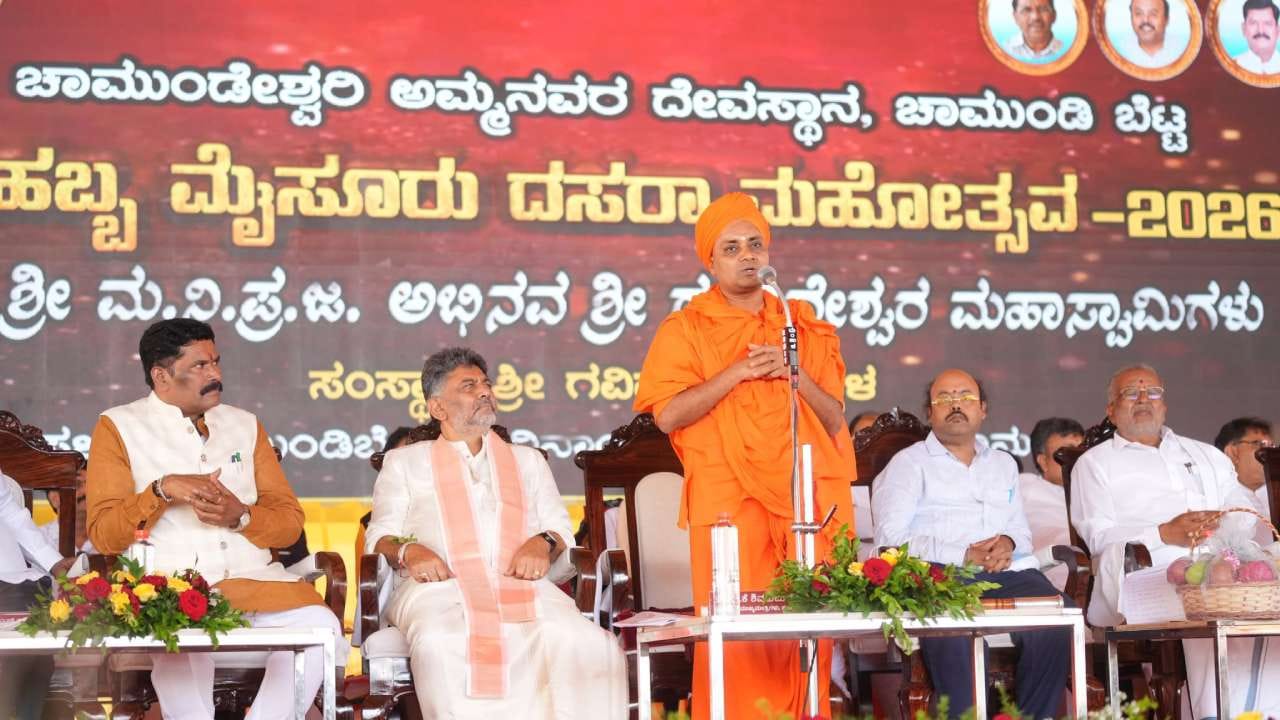 ಈ ವೇಳೆ ಮಾತನಾಡಿದ ಶ್ರೀಗಳು, ‘ನಾನು ದಸರಾ ಉದ್ಘಾಟಿಸಲು ಬಂದಿಲ್ಲ, ಚಾಮುಂಡೇಶ್ವರಿ ತಾಯಿಯಲ್ಲಿ ಪ್ರಾರ್ಥನೆ ಸಲ್ಲಿಸಲು ಬಂದಿದ್ದೇನೆ. ನಾನು ದೀಪ ಹಚ್ಚಿದ್ದೇನೆ ಬೆಳಕು ದೇವಿಯದು, ಚಾಮುಂಡಿ ದೇವಿ ಟವರ್ ಆಫ್ ಪವರ್’ ಎಂದರು.