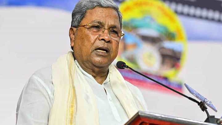 ಎಣ್ಣೆ ಪಾರ್ಟಿ ಮೆಲುಕು ಹಾಕಿ ಇಡೀ ಕಾರ್ಯಕ್ರಮವನ್ನು ನಗೆಗಡಲಲ್ಲಿ ತೇಲಿಸಿದ ಸಿದ್ದರಾಮಯ್ಯ ಎಣ್ಣೆ ಪಾರ್ಟಿ ಮೆಲುಕು ಹಾಕಿ ಇಡೀ ಕಾರ್ಯಕ್ರಮವನ್ನು ನಗೆಗಡಲಲ್ಲಿ ತೇಲಿಸಿದ ಸಿದ್ದರಾಮಯ್ಯ