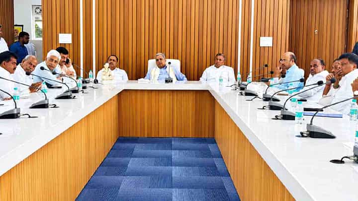 ಸಿದ್ದರಾಮಯ್ಯ ಈಸ್ ಬ್ಯಾಕ್: ಆಪ್ತರೊಂದಿಗೆ ಮಹತ್ವದ ಸಭೆ, ಅಹಿಂದ ಹಳೆ ಅಸ್ತ್ರಕ್ಕೆ ಸಾಣೆ ಹಿಡಿಯಲು ಸಿದ್ದತೆ! ಸಿದ್ದರಾಮಯ್ಯ ಈಸ್ ಬ್ಯಾಕ್: ಆಪ್ತರೊಂದಿಗೆ ಮಹತ್ವದ ಸಭೆ, ಅಹಿಂದ ಹಳೆ ಅಸ್ತ್ರಕ್ಕೆ ಸಾಣೆ ಹಿಡಿಯಲು ಸಿದ್ದತೆ!