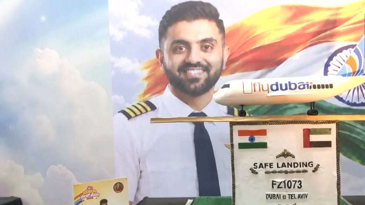 ಮೈಸೂರು ದಸರಾದಲ್ಲಿ ಕೆಚ್ಚೆದೆಯ ಪೈಲಟ್ ಕ್ಯಾಪ್ಟನ್ ಸ್ಮಿತ್ ಮಚ್ಚರ್ ಅವರ ಕೇಕ್ ಕಲಾಕೃತಿ!