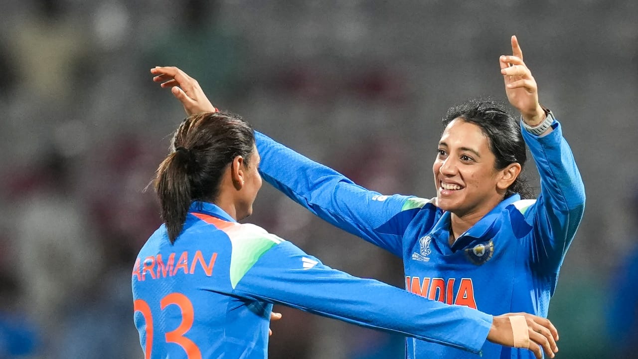 ಭಾರತೀಯ ಮಹಿಳಾ ಕ್ರಿಕೆಟ್ ತಂಡದಲ್ಲಿ ಒಂದೇ ದಿನ ಎರಡು ಪ್ರಮುಖ ಬೆಳವಣಿಗೆಗಳಾಗಿವೆ. ಇಂದು ಬೆಳಿಗ್ಗೆ ಭಾರತ ಮಹಿಳಾ ತಂಡದ ನಾಯಕಿ ಹರ್ಮನ್ಪ್ರೀತ್ ಕೌರ್ ನಾಯಕತ್ವಕ್ಕೆ ರಾಜೀನಾಮೆ ಸಲ್ಲಿಸಿದ್ದರು. ಅವರಿಂದ ತೆರನಾದ ಸ್ಥಾನಕ್ಕೆ ಇದೀಗ ಮತ್ತೊಬ್ಬ ನಾಯಕಿಯ ಆಯ್ಕೆಯಾಗಿದೆ. ಈ ಮೊದಲೇ ನಿರೀಕ್ಷಿಸಿದಂತೆ ಸ್ಮೃತಿ ಮಂಧಾನ ಅವರನ್ನು ನೂತನ ನಾಯಕಿಯಾಗಿ ಆಯ್ಕೆಮಾಡಲಾಗಿದೆ(PC-PTI).