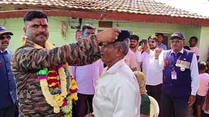 17 ವರ್ಷ ಸೇವೆ ಸಲ್ಲಿಸಿ ಹುಟ್ಟೂರಿಗೆ ಮರಳಿದ ಯೋಧನಿಗೆ ಅದ್ಧೂರಿ ಸ್ವಾಗತ!