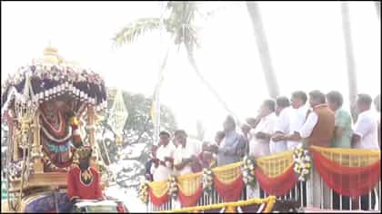 ಶ್ರೀರಂಗಪಟ್ಟಣ ದಸರಾ ವೈಭವಕ್ಕೆ ಚಾಲನೆ: ಚಾಮುಂಡೇಶ್ವರಿಗೆ ಪುಷ್ಪಾರ್ಚನೆ