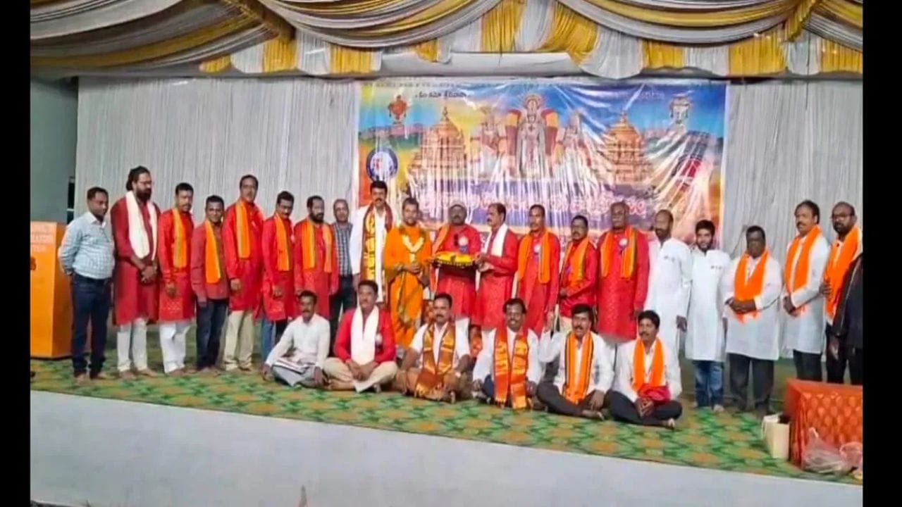 ಒಂದೇ ಹೆಸರು.. ಸಾವಿರಾರು ಬಂಧಗಳು: ಶ್ರೀನಿವಾಸುಲ ಸೇವಾ ಸಂಸ್ಥೆ 3ನೇ ವರ್ಷಾಚರಣೆಯಲ್ಲಿ ಶ್ರೀನಿವಾಸ್ ಹೆಸರಿನ 5 ಸಾವಿರ ವ್ಯಕ್ತಿಗಳು ಭಾಗಿ ಒಂದೇ ಹೆಸರು.. ಸಾವಿರಾರು ಬಂಧಗಳು: ಶ್ರೀನಿವಾಸುಲ ಸೇವಾ ಸಂಸ್ಥೆ 3ನೇ ವರ್ಷಾಚರಣೆಯಲ್ಲಿ ಶ್ರೀನಿವಾಸ್ ಹೆಸರಿನ 5 ಸಾವಿರ ವ್ಯಕ್ತಿಗಳು ಭಾಗಿ