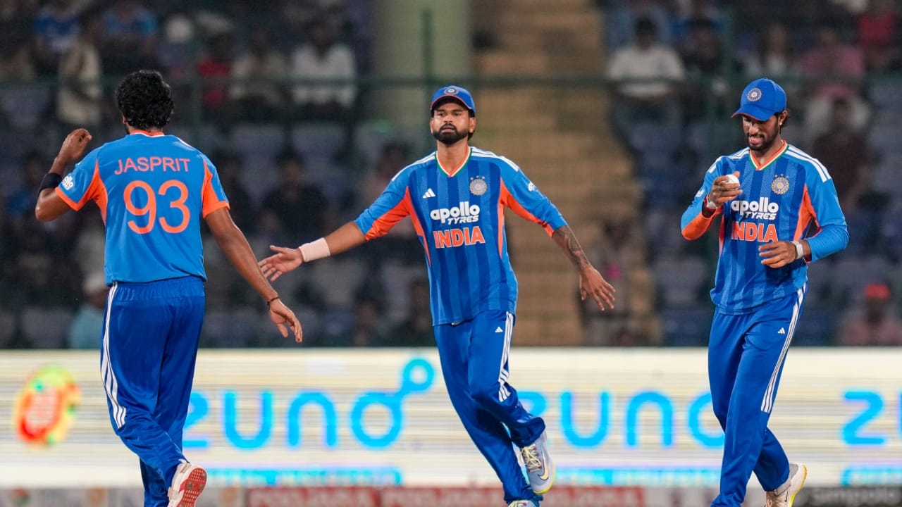 ಇನ್ನು ನ್ಯೂಜಿಲೆಂಡ್ ವಿರುದ್ಧದ ಪ್ರಸಕ್ತ ಸರಣಿಯ ಮೊದಲ ಪಂದ್ಯದಲ್ಲೂ ಬೌಂಡರಿ ಬಳಿ ಫಿನ್ ಅಲೆನ್ ಅವರ ಕ್ಯಾಚ್ ಹಿಡಿದಿದ್ದರು. ಇದೀಗ ಎರಡನೇ ಪಂದ್ಯದಲ್ಲಿ ಮತ್ತೆರಡು ಕ್ಯಾಚ್ಗಳನ್ನು ಪಡೆದು ವಿಶ್ವದಾಖಲೆ ನಿರ್ಮಿಸಿರುವ ತಿಲಕ್ ವರ್ಮಾ, ಟೀಂ ಇಂಡಿಯಾದ ಪ್ರಮುಖ ಆಟಗಾರನಾಗಿ ಮತ್ತೊಮ್ಮೆ ಗಮನ ಸೆಳೆದಿದ್ದಾರೆ(PC-PTI).