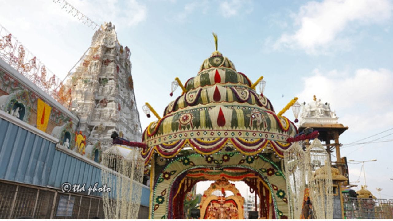 ತಿರುಮಲ ನವರಾತ್ರಿ ಬ್ರಹ್ಮೋತ್ಸವ 2026: ಪ್ರಮುಖ ಆಕರ್ಷಣೆಯಾದ 'ಪುಷ್ಪಕ ವಿಮಾನ ಸೇವೆ' ಸಂಪೂರ್ಣ ವಿವರ ತಿರುಮಲ ನವರಾತ್ರಿ ಬ್ರಹ್ಮೋತ್ಸವ 2026: ಪ್ರಮುಖ ಆಕರ್ಷಣೆಯಾದ 'ಪುಷ್ಪಕ ವಿಮಾನ ಸೇವೆ' ಸಂಪೂರ್ಣ ವಿವರ