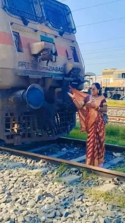 ರೈಲಿಗೆ ಸೀರೆ ಸೆರಗು ಕಟ್ಟಿ ರೀಲ್ಸ್ ಮಾಡಿದ ಮಹಿಳೆ; ನೆಟ್ಟಿಗರ ಆಕ್ರೋಶ