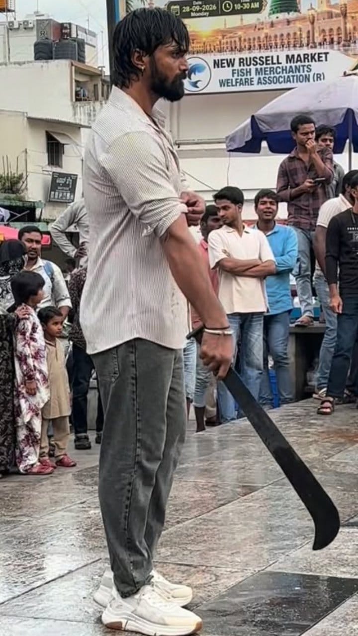 ಶಿವಾಜಿನಗರದಲ್ಲಿ ಲಾಂಗ್ ಹಿಡಿದು ನಿಂತ ಬಿಗ್​​ಬಾಸ್ ತ್ರಿವಿಕ್ರಮ್: ವಿಡಿಯೋ