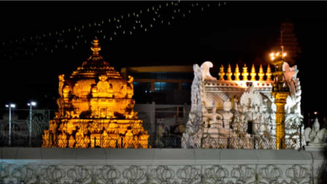ತಿರುಮಲ ಶ್ರೀವಾರಿ ಭಕ್ತರಿಗೆ ಟಿಟಿಡಿ ಸಿಹಿ ಸುದ್ದಿ: ನವರಾತ್ರಿ ಬ್ರಹ್ಮೋತ್ಸವಕ್ಕೆ 300ರೂ. ದರ್ಶನ ಟಿಕೆಟ್ ಬಿಡುಗಡೆ! ತಿರುಮಲ ಶ್ರೀವಾರಿ ಭಕ್ತರಿಗೆ ಟಿಟಿಡಿ ಸಿಹಿ ಸುದ್ದಿ: ನವರಾತ್ರಿ ಬ್ರಹ್ಮೋತ್ಸವಕ್ಕೆ 300ರೂ. ದರ್ಶನ ಟಿಕೆಟ್ ಬಿಡುಗಡೆ!