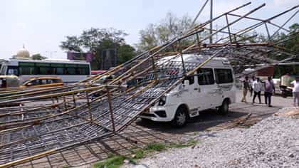 ಮೈಸೂರಿನಲ್ಲಿ ಟಿಟಿ ವಾಹನದ ಮೇಲೆ ಬಿದ್ದ ದೀಪಾಲಂಕಾರದ ಕಟೌಟ್