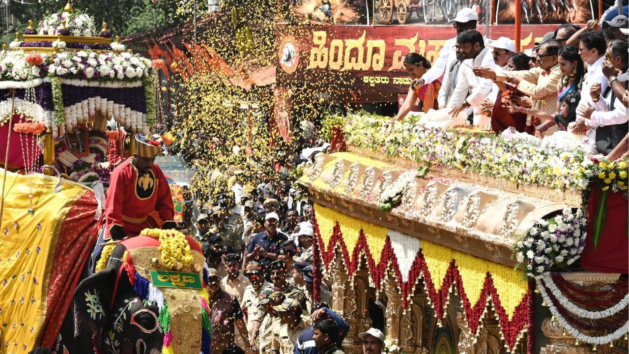 ತುಮಕೂರು ದಸರಾ: ಅಂಬಾರಿ ಹೊತ್ತ ಆನೆ ಬಳಿ ಪಟಾಕಿ ಸಿಡಿಸಿದ ಕಿಡಿಗೇಡಿಗಳು; ತಪ್ಪಿದ ಭಾರೀ ಅನಾಹುತ ತುಮಕೂರು ದಸರಾ: ಅಂಬಾರಿ ಹೊತ್ತ ಆನೆ ಬಳಿ ಪಟಾಕಿ ಸಿಡಿಸಿದ ಕಿಡಿಗೇಡಿಗಳು; ತಪ್ಪಿದ ಭಾರೀ ಅನಾಹುತ