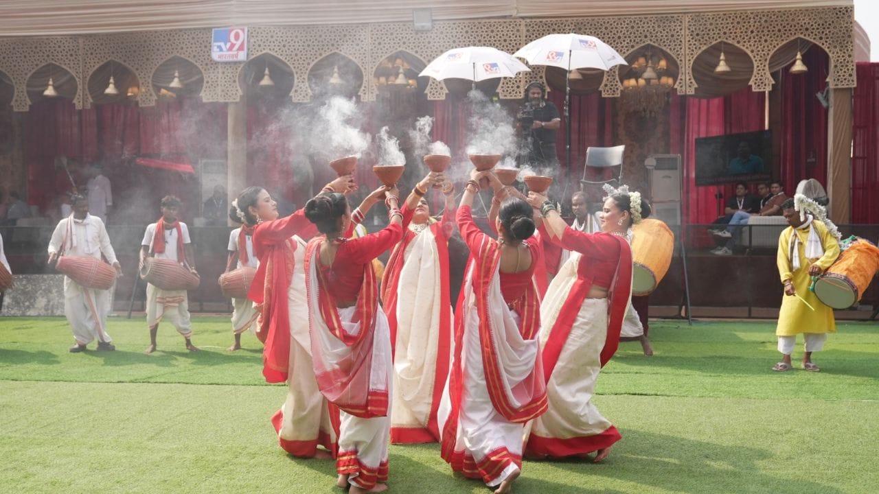 ಮಧ್ಯಾಹ್ನ 12:30 ರಿಂದ ದೇವಿಗೆ ನೈವೇದ್ಯ ಅರ್ಪಣೆ ಮಾಡಲಾಗಿದ್ದು, ಮಧ್ಯಾಹ್ನ 1:30ಕ್ಕೆ ಭಕ್ತರಿಗೆ ಪ್ರಸಾದ ವಿತರಣೆ ನಡೆಸಲಾಯಿತು. ಸಂಜೆ 4:00 ರಿಂದ 6:00 PM ವರೆಗೆ ಕರಕುಶಲ ವಸ್ತುಗಳ ಪ್ರದರ್ಶನ ನಡೆಯಲಿದ್ದು, ಇದರಲ್ಲಿ ಸಾಂಪ್ರದಾಯಿಕ ಲಕ್ಷಣಗಳು, ಕಲಾಕೃತಿಗಳು, ಸೃಜನಶೀಲ ಕರಕುಶಲ ವಸ್ತುಗಳು, ಗೋಡೆ ಅಲಂಕಾರಿಕ ವಸ್ತುಗಳು ಹಾಗೂ ಹಬ್ಬದ ಕಾಗದದ ಅಲಂಕಾರಗಳನ್ನು ಕಣ್ತುಂಬಿಕೊಳ್ಳಬಹುದು. ಇದರ ಬೆನ್ನಲ್ಲೇ ಸಂಜೆ 7:00 PM ರಿಂದ ದೇಶದ ಹೆಸರಾಂತ ರ್ಯಾಪರ್ ರಫ್ತಾರ್ ಲೈವ್ ಇನ್ ಕನ್ಸರ್ಟ್ ಆರಂಭವಾಗಲಿದೆ.