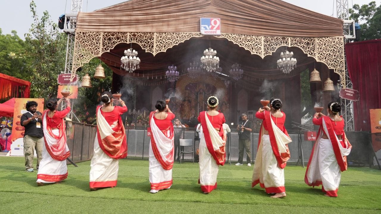 2. ಮಹಾಸಪ್ತಮಿಯ ಈ ಪವಿತ್ರ ಸಂದರ್ಭದಲ್ಲಿ ಭಾರತೀಯ ಸಂಸ್ಕೃತಿ, ವಿಶೇಷ ದುರ್ಗಾ ಪೂಜೆ ಹಾಗೂ ಖ್ಯಾತ ರ್ಯಾಪರ್ ರಫ್ತಾರ್ ಅವರ ಹೈ-ವೋಲ್ಟೇಜ್ ಲೈವ್ ಕನ್ಸರ್ಟ್ ಒಂದೇ ವೇದಿಕೆಯಲ್ಲಿ ಮೂಡಿಬರಲಿದೆ. ಭಕ್ತಿ ಹಾಗೂ ಬೀಟ್ಸ್ನ ಈ ವಿನೂತನ ಸಂಯೋಜನೆಯು ನಿಮ್ಮ ವಾರಾಂತ್ಯವನ್ನು ಅತ್ಯಂತ ಸ್ಮರಣೀಯವಾಗಿಸುವುದರಲ್ಲಿ ಯಾವುದೇ ಸಂದೇಹವಿಲ್ಲ.