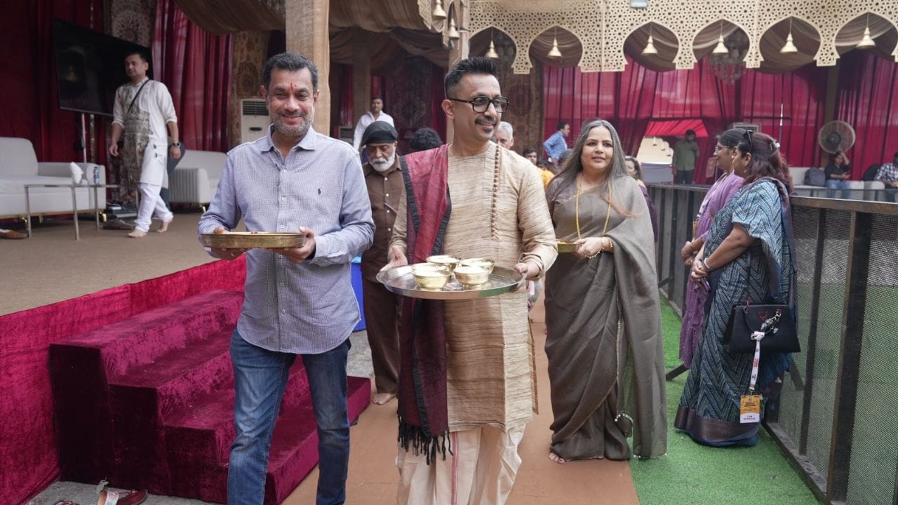 ಇಂದು (ಅಕ್ಟೋಬರ್ 17) ಬೆಳಿಗ್ಗೆಯಿಂದಲೇ ಸಾಂಪ್ರದಾಯಿಕ ಆಚರಣೆಗಳು ಆರಂಭಗೊಂಡಿದ್ದು, ಬೆಳಿಗ್ಗೆ 10:30ಕ್ಕೆ ನವಪತ್ರಿಕಾ ಪ್ರವೇಶ, ಪ್ರತಿಷ್ಠಾಪನೆ, ಸಪ್ತಮಿ ಕಲ್ಪಾರಂಭ ಮತ್ತು ಸಪ್ತಮಿ ವಿಹಿತ ಪೂಜಾ ಪ್ರಸ್ಥ ಜರುಗಿದೆ. ಈ ಮಹತ್ವದ ಸಂದರ್ಭದಲ್ಲಿ ಟಿವಿ9 ನೆಟ್ವರ್ಕ್ ಸಿಇಒ ಮತ್ತು ವ್ಯವಸ್ಥಾಪಕ ನಿರ್ದೇಶಕ ಬರುಣ್ ದಾಸ್ ಸೇರಿದಂತೆ ಹಲವು ಗಣ್ಯರು ಭಾಗಿಯಾದರು.