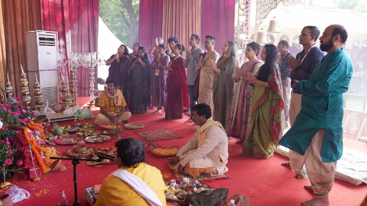 ರಾಷ್ಟ್ರ ರಾಜಧಾನಿ ದೆಹಲಿಯ ಮೇಜರ್ ಧ್ಯಾನ್ ಚಂದ್ ರಾಷ್ಟ್ರೀಯ ಕ್ರೀಡಾಂಗಣದಲ್ಲಿ ವೈಭವೋಪೇತವಾಗಿ ನಡೆಯುತ್ತಿರುವ 'ಟಿವಿ9 ಫೆಸ್ಟಿವಲ್ ಆಫ್ ಇಂಡಿಯಾ 2026' ನಾಲ್ಕನೇ ಸೀಸನ್ನ ಎರಡನೇ ದಿನವಾದ ಇಂದು (ಅಕ್ಟೋಬರ್ 17) ಭಕ್ತಿ ಮತ್ತು ಮನರಂಜನೆಯ ಅದ್ಭುತ ಸಂಗಮಕ್ಕೆ ಸಾಕ್ಷಿಯಾಗುತ್ತಿದೆ.