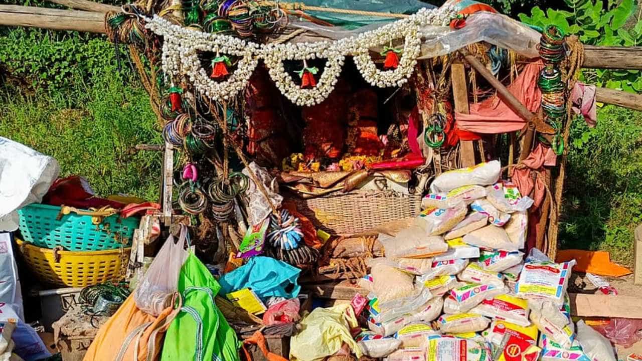 ಉತ್ತರ ಕನ್ನಡದ ಅಪರೂಪದ ಧಾರ್ಮಿಕ ಪರಂಪರೆ: ಮನೆ ಕಸ ಗುಡಿಸಿ ‘ವಡಗಲಮ್ಮ’ ದೇವಿಗೆ ಅರ್ಪಿಸುವ 'ಸ್ವಚ್ಛತಾ' ಆಚರಣೆ! ಉತ್ತರ ಕನ್ನಡದ ಅಪರೂಪದ ಧಾರ್ಮಿಕ ಪರಂಪರೆ: ಮನೆ ಕಸ ಗುಡಿಸಿ ‘ವಡಗಲಮ್ಮ’ ದೇವಿಗೆ ಅರ್ಪಿಸುವ 'ಸ್ವಚ್ಛತಾ' ಆಚರಣೆ!