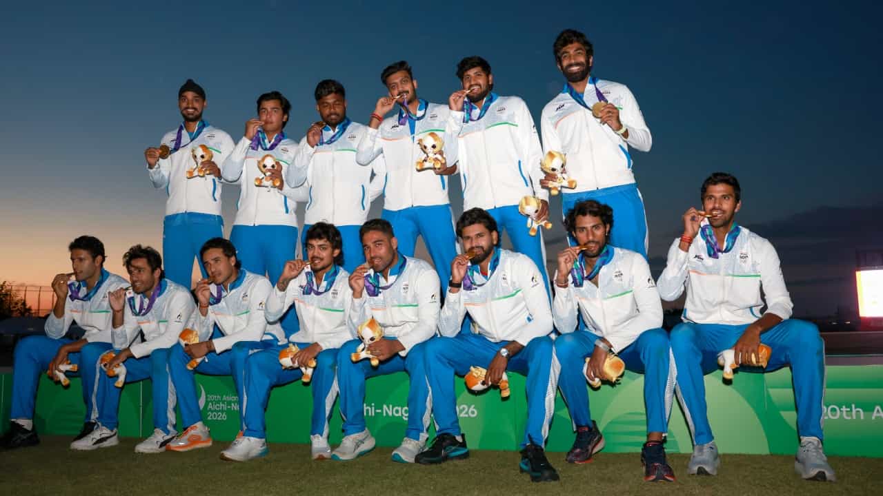 ಶ್ರೇಯಸ್ ಅಯ್ಯರ್ ನಾಯಕತ್ವದ ಟೀಂ ಇಂಡಿಯಾ 2026 ರ ಏಷ್ಯನ್ ಕ್ರೀಡಾಕೂಟದ ಫೈನಲ್ನಲ್ಲಿ ಪಾಕಿಸ್ತಾನವನ್ನು ಸೋಲಿಸುವ ಮೂಲಕ ಚಿನ್ನದ ಪದಕ ಗೆದ್ದುಕೊಂಡಿತು. ಇದು ಈ ಕ್ರೀಡಾಕೂಟದಲ್ಲಿ ಟೀಂ ಇಂಡಿಯಾದ ಸತತ ಎರಡನೇ ಪದಕವಾಗಿದೆ. ಇನ್ನು ಇದೇ ಪಂದ್ಯದಲ್ಲಿ ಟೀಂ ಇಂಡಿಯಾದ ಯುವ ಆರಂಭಿಕ ಬ್ಯಾಟ್ಸ್ಮನ್ 15 ವರ್ಷದ ವೈಭವ್ ಸೂರ್ಯವಂಶಿ ಕೂಡ ಆಡಿದ್ದರು(PC-BCCI x).