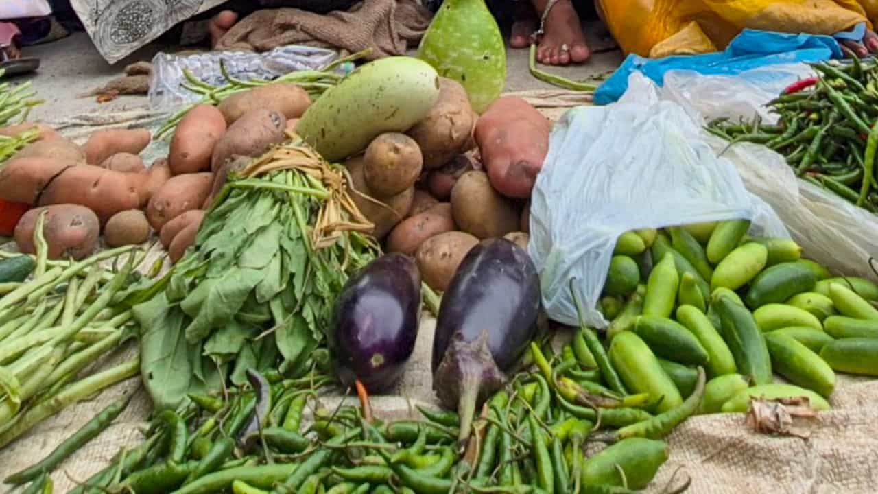 ಬೆಂಗಳೂರು: ಗಗನಕ್ಕೇರಿದ ತರಕಾರಿ ದರ, ದುಪ್ಪಟ್ಟಾಯ್ತು ಟೊಮೆಟೊ ಬೆಲೆ ಬೆಂಗಳೂರು: ಗಗನಕ್ಕೇರಿದ ತರಕಾರಿ ದರ, ದುಪ್ಪಟ್ಟಾಯ್ತು ಟೊಮೆಟೊ ಬೆಲೆ