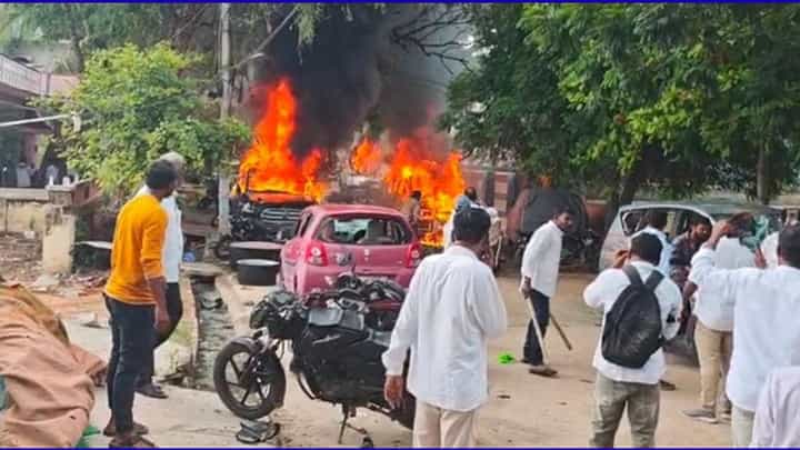 ಆಂಧ್ರದಲ್ಲಿ ಟಿಡಿಪಿ-ವೈಎಸ್ಆರ್ಸಿಪಿ ಕಾರ್ಯಕರ್ತರ ನಡುವೆ ಹಿಂಸಾಚಾರ; ಹಲವು ವಾಹನಗಳಿಗೆ ಬೆಂಕಿ ಆಂಧ್ರದಲ್ಲಿ ಟಿಡಿಪಿ-ವೈಎಸ್ಆರ್ಸಿಪಿ ಕಾರ್ಯಕರ್ತರ ನಡುವೆ ಹಿಂಸಾಚಾರ; ಹಲವು ವಾಹನಗಳಿಗೆ ಬೆಂಕಿ