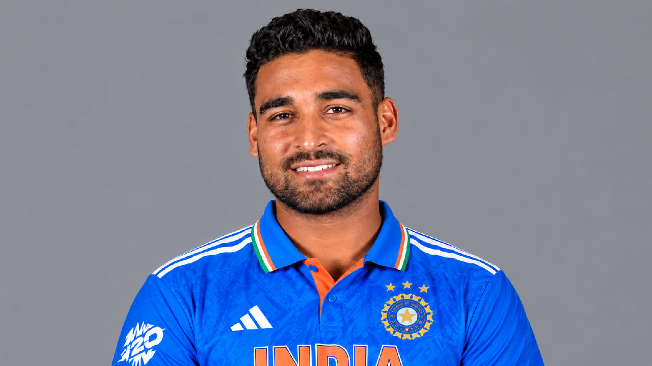 ವಿಪ್ರಾಜ್ ನಿಗಮ್: 2026ರ ಏಷ್ಯನ್ ಗೇಮ್ಸ್ನ ಆರಂಭಕ್ಕೂ ಮುನ್ನ ಗಾಯಗೊಂಡಿದ್ದ ಮಿಸ್ಟರಿ ಸ್ಪಿನ್ನರ್ ವರುಣ್ ಚಕ್ರವರ್ತಿ ಅವರ ಬದಲಿ ಆಟಗಾರನಾಗಿ ಭಾರತ ತಂಡಕ್ಕೆ ಚೊಚ್ಚಲ ಅವಕಾಶ ಪಡೆದಿದ್ದ ಯುವ ಲೆಗ್ ಸ್ಪಿನ್ನರ್ ವಿಪ್ರಾಜ್ ನಿಗಮ್ ಅವರನ್ನು ಟೀಮ್ ಇಂಡಿಯಾದಿಂದ ಕೈಬಿಡಲಾಗಿದೆ. (PC: BCCI)